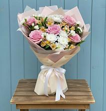 Букет цветов из:  Гвоздики, Орхидеи и Розы в Лениногорске