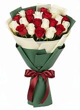 Букет Микс из красных и белых роз в Лениногорске