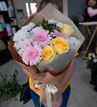 Букет цветов из:  Герберы, Розы и Хризантемы в Лениногорске