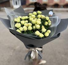 Букет Белые кустовые розы Солинеро в Лениногорске