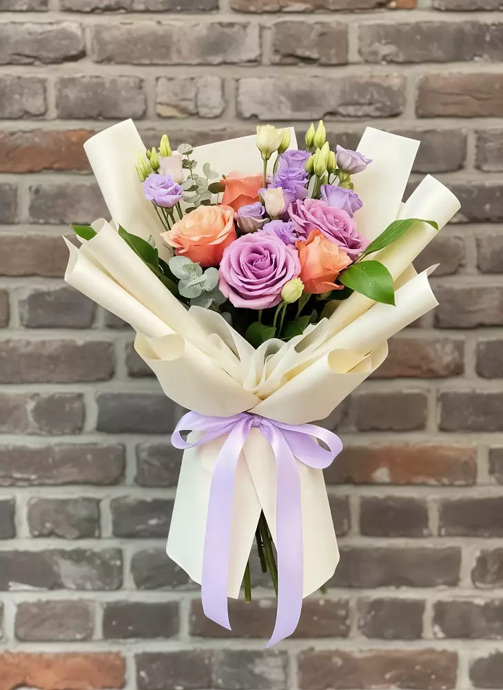 Букет цветов из: Лизиантусы и Розы в Лениногорске