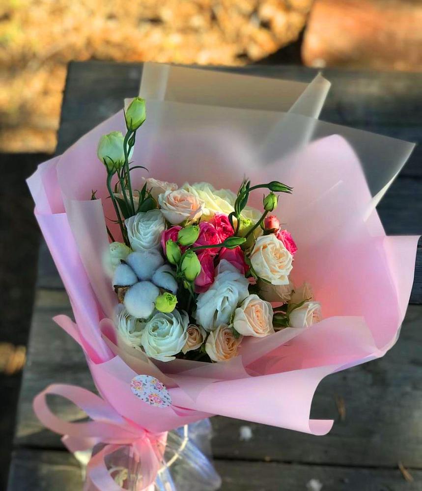 Букет цветов из: Розы и Лизиантусы в Лениногорске