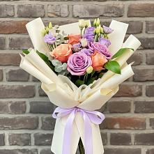 Букет цветов из:  Лизиантусы и Розы в Лениногорске
