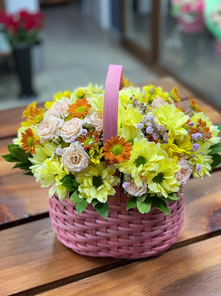 Цветочная композиция из Хризантемы и Розы в корзине в Лениногорске