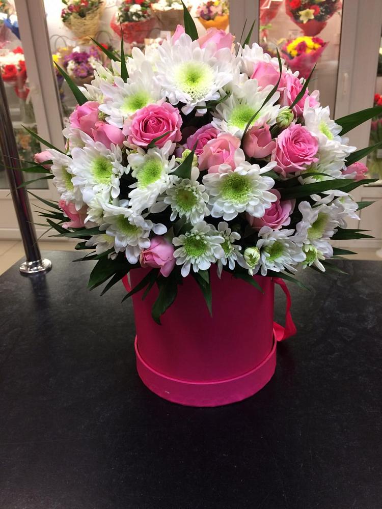 Цветочная композиция из Розы и Хризантемы в шляпной коробке в Лениногорске