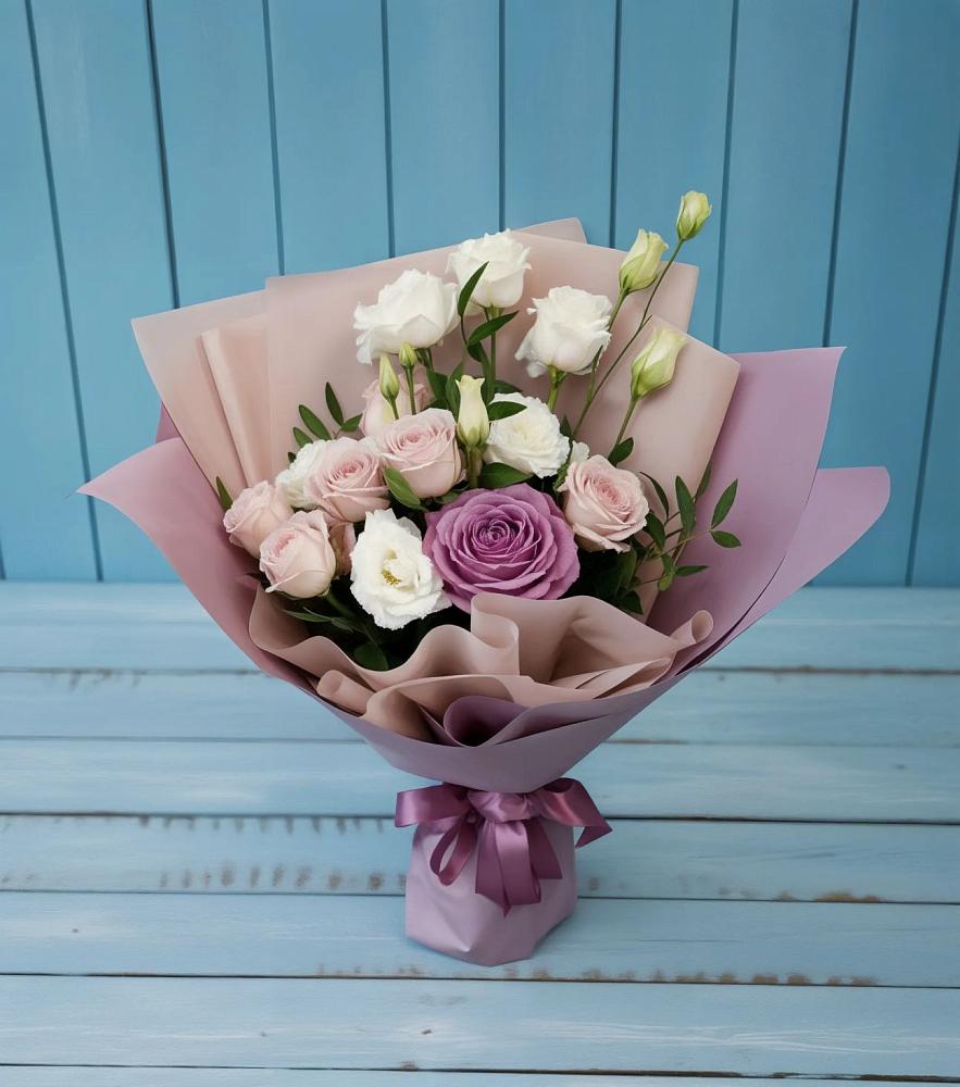 Букет цветов из: Розы и Лизиантусы в Лениногорске